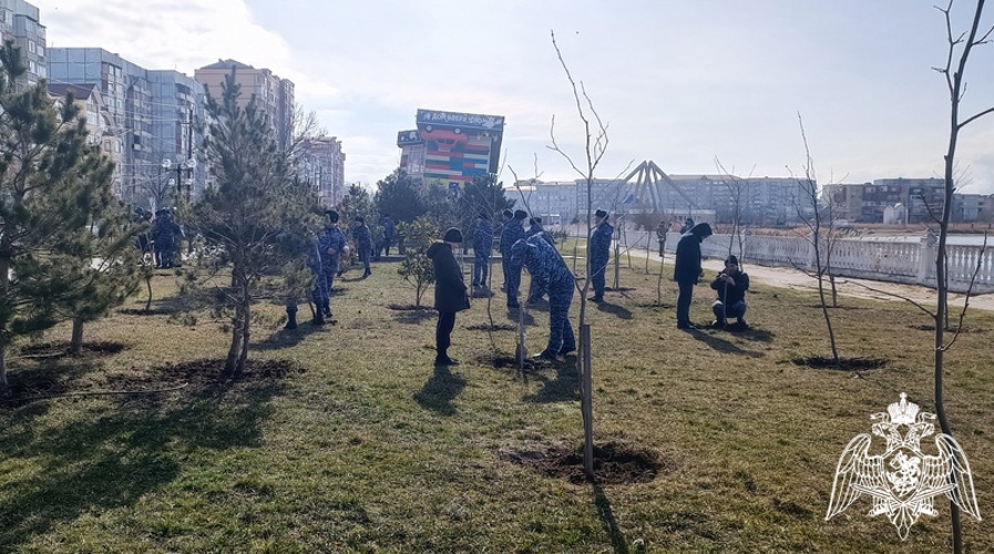 Росгвардейцы приняли участие в общегородском субботнике в Махачкале