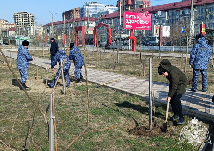 Росгвардейцы приняли участие в общегородском субботнике в Махачкале