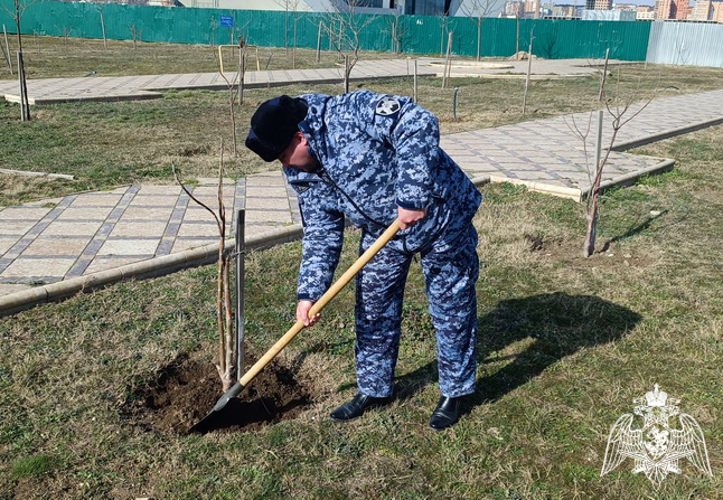 Росгвардейцы приняли участие в общегородском субботнике в Махачкале