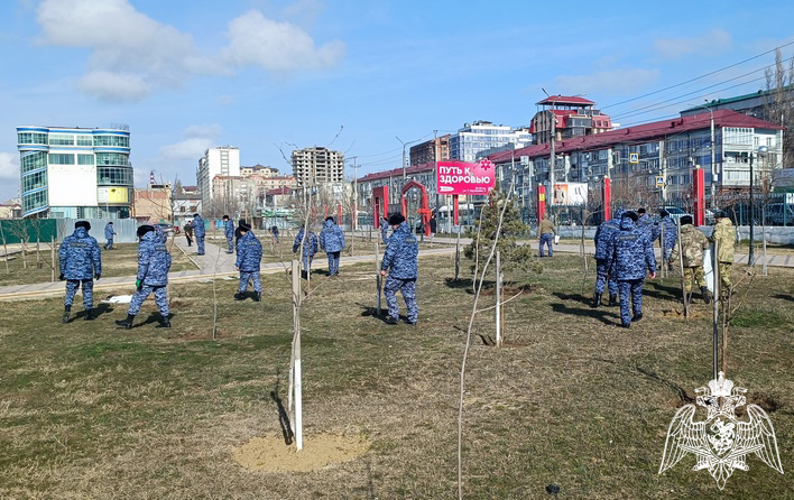 Росгвардейцы приняли участие в общегородском субботнике в Махачкале