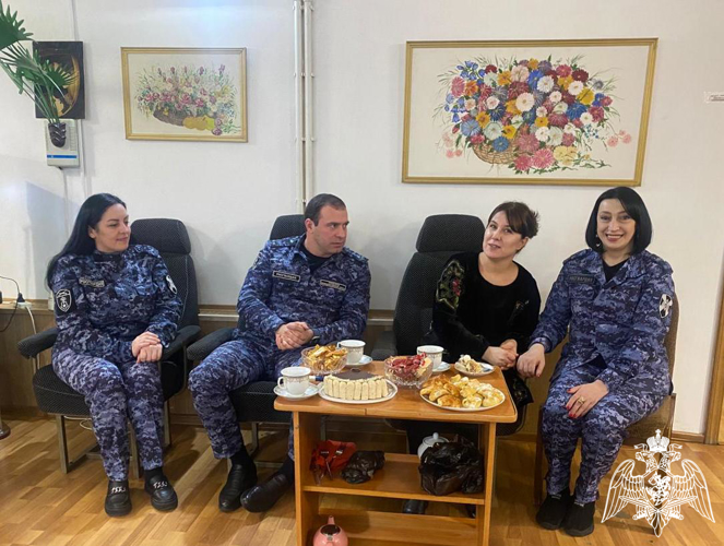 В Дагестане росгвардейцы поздравили матерей и вдов погибших коллег с Международным женским днем