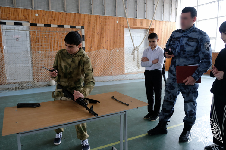 В Дагестане росгвардейцы провели спортивное мероприятие для детей из профильного класса 
