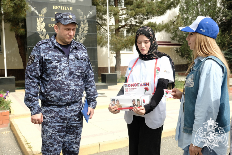 В Дагестане росгвардейцы поддержали благотворительную акцию «Красная гвоздика»