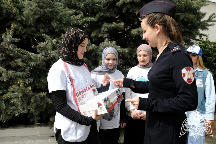 В Дагестане росгвардейцы поддержали благотворительную акцию «Красная гвоздика»