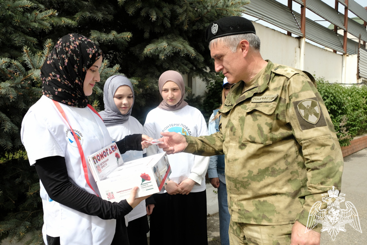 В Дагестане росгвардейцы поддержали благотворительную акцию «Красная гвоздика»