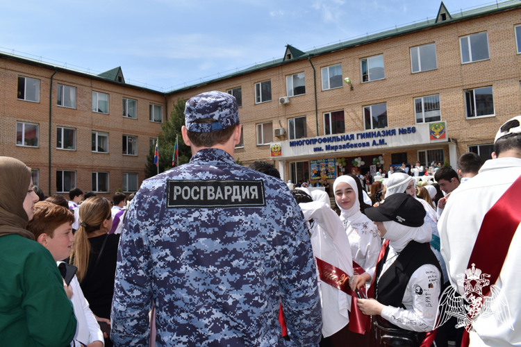 Росгвардейцы обеспечили безопасность проведения Последних звонков в школах Дагестана