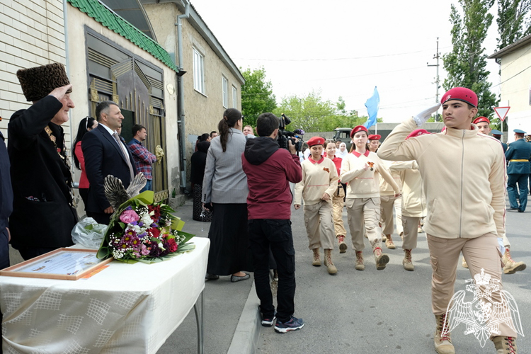 В Дагестане Росгвардия провела персональный парад для Героя России – ветерана Великой Отечественной войны