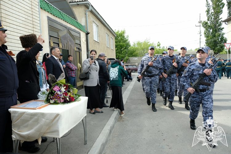 В Дагестане Росгвардия провела персональный парад для Героя России – ветерана Великой Отечественной войны