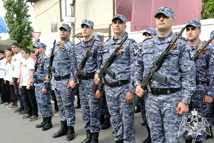В Дагестане Росгвардия провела персональный парад для Героя России – ветерана Великой Отечественной войны