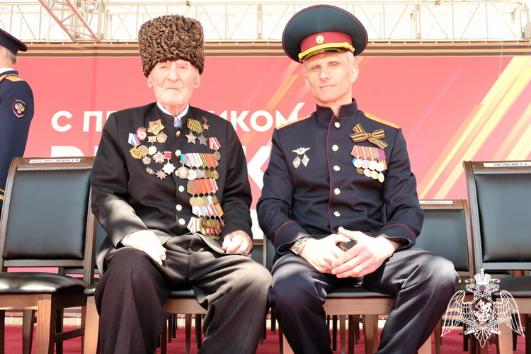 Росгвардейцы приняли участие в параде Победы в Каспийске