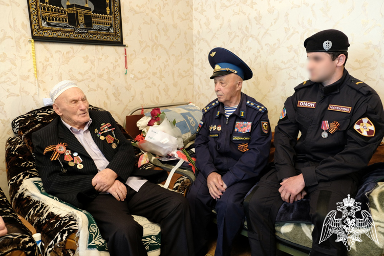 В Дагестане росгвардейцы поддержали акцию «Парад у дома ветерана»