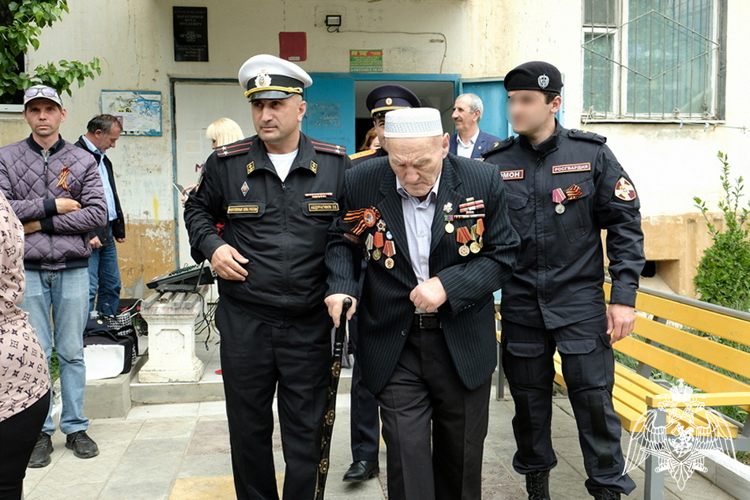 В Дагестане росгвардейцы поддержали акцию «Парад у дома ветерана»