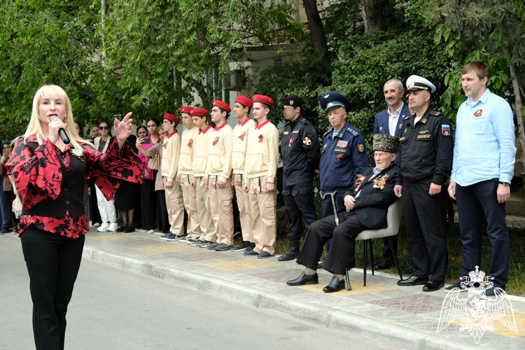 В Дагестане росгвардейцы поддержали акцию «Парад у дома ветерана»