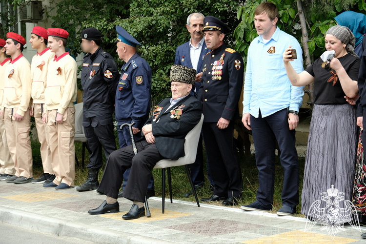 В Дагестане росгвардейцы поддержали акцию «Парад у дома ветерана»
