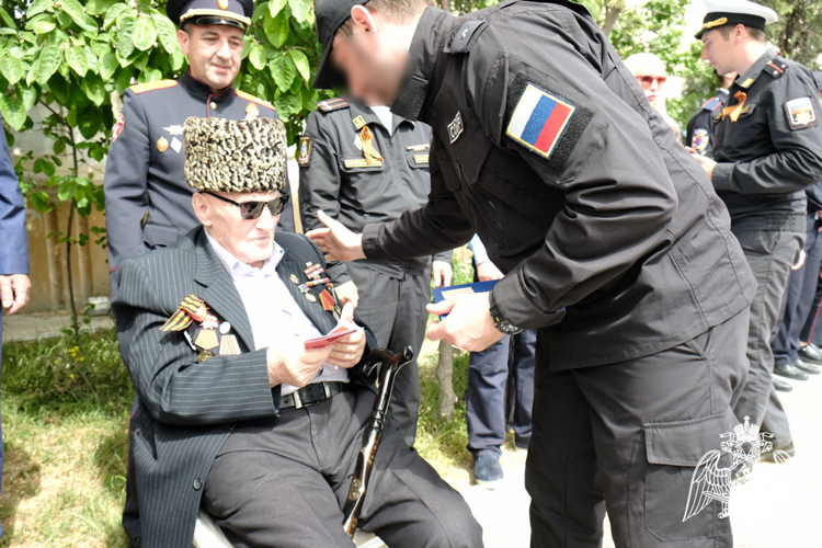 В Дагестане росгвардейцы поддержали акцию «Парад у дома ветерана»
