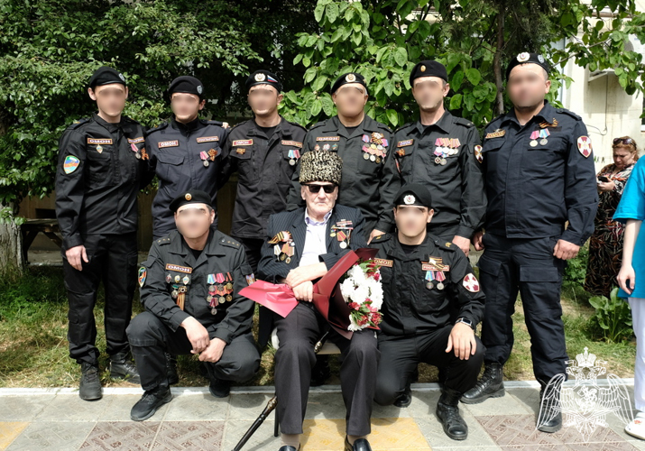 В Дагестане росгвардейцы поддержали акцию «Парад у дома ветерана»