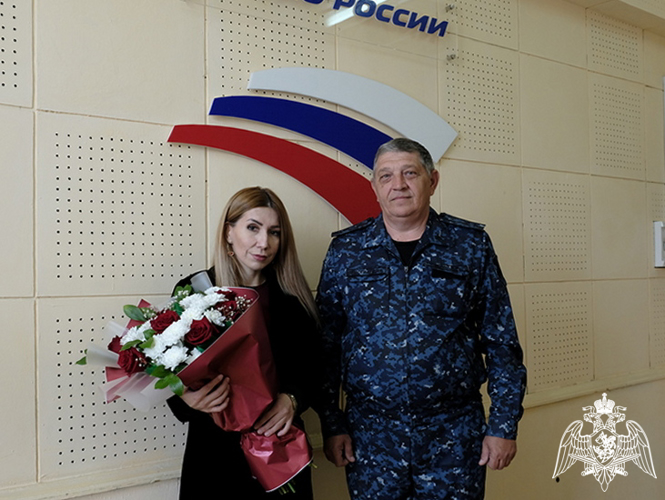 В Дагестане росгвардейцы поздравили ведущую ведомственной радиорубрики с профессиональным праздником