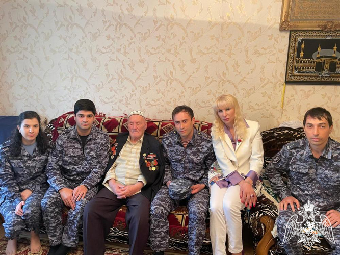 Росгвардейцы Дагестана поздравили ветеранов с Днем Победы