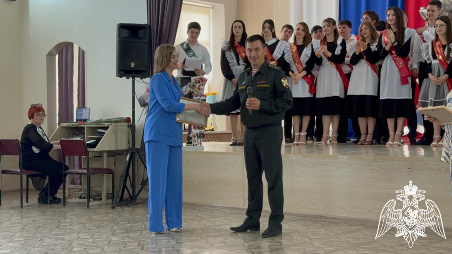 В Дагестане росгвардейцы поздравили учащихся профильного класса с окончанием школы