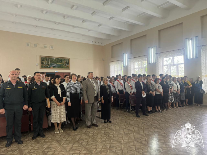В Дагестане росгвардейцы поздравили учащихся профильного класса с окончанием школы