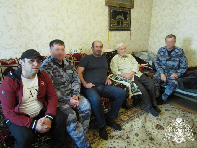 Росгвардейцы Дагестана поздравили ветеранов с Днем Победы