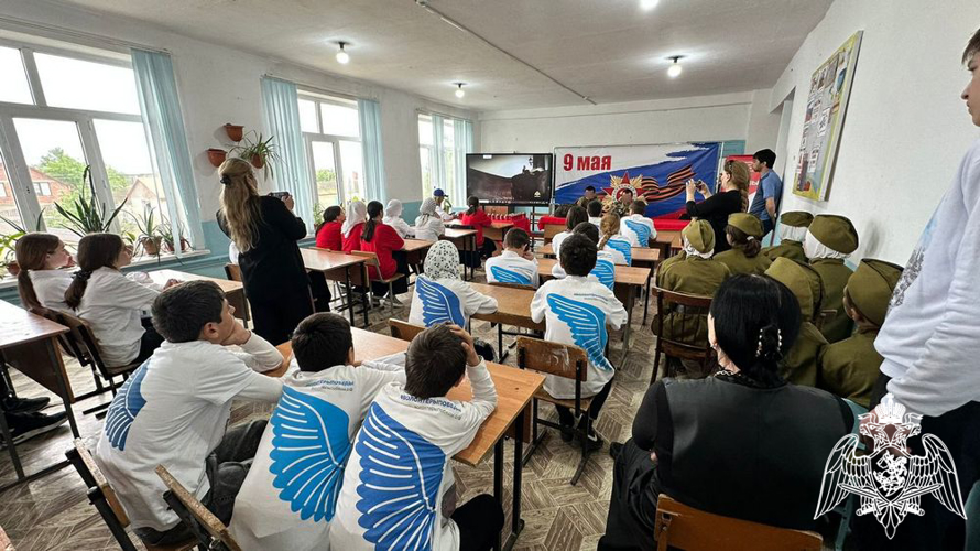 В Дагестане росгвардейцы провели для школьников занятия по начальной военной подготовке
