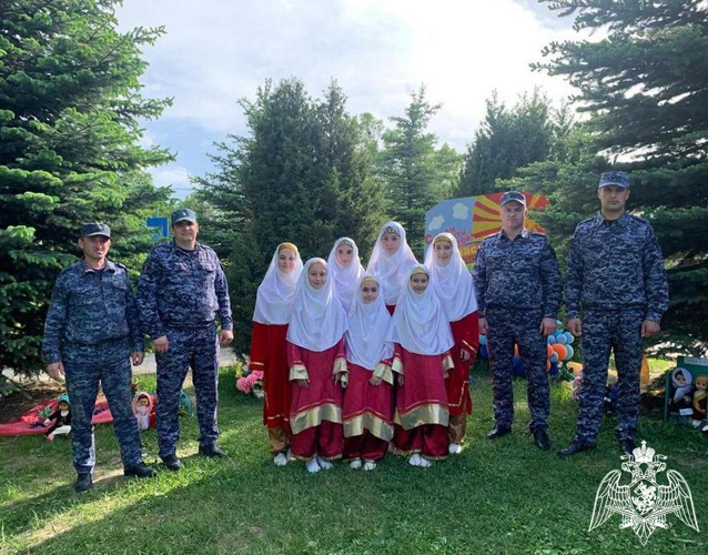 Росгвардейцы Дагестана поздравили детей погибших коллег с Международным днем защиты детей