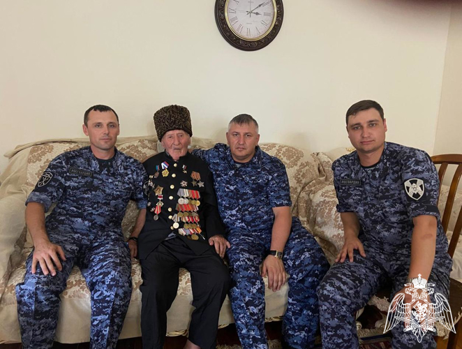 Военнослужащие Росгвардии навестили в Дагестане ветерана Великой Отечественной войны