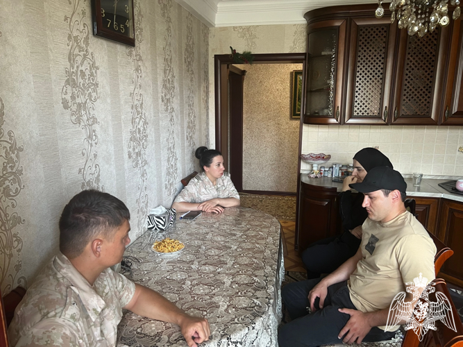 В Дагестане росгвардейцы навестили семьи погибших коллег
