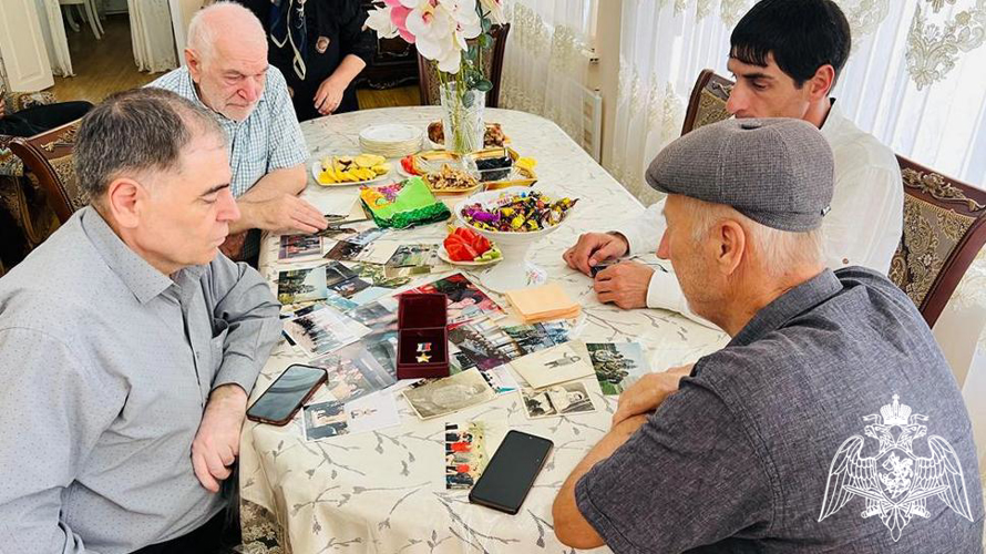 Ветеран Росгвардии навестил родителей Героя России Закира Даудова