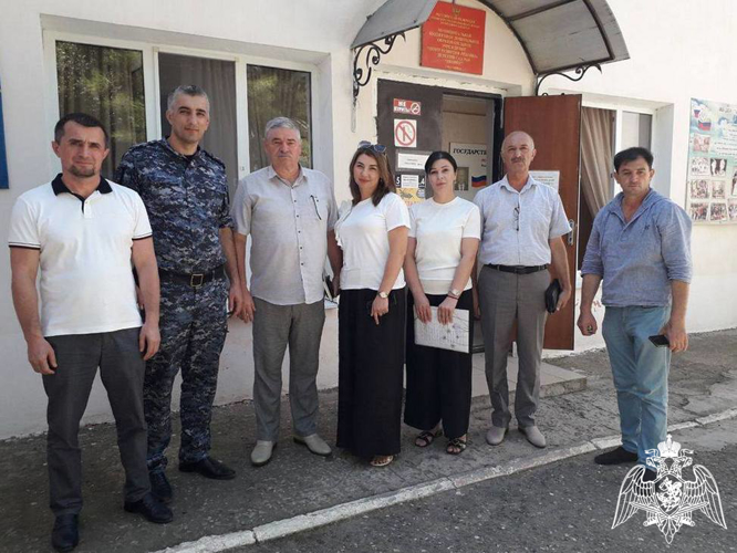 В Дагестане росгвардейцы проверяют безопасность школ перед новым учебным годом