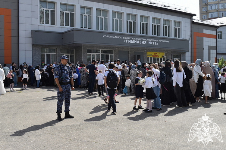 Росгвардейцы обеспечили общественную безопасность во время празднования Дня знаний в Дагестане