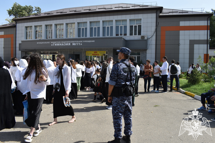Росгвардейцы обеспечили общественную безопасность во время празднования Дня знаний в Дагестане