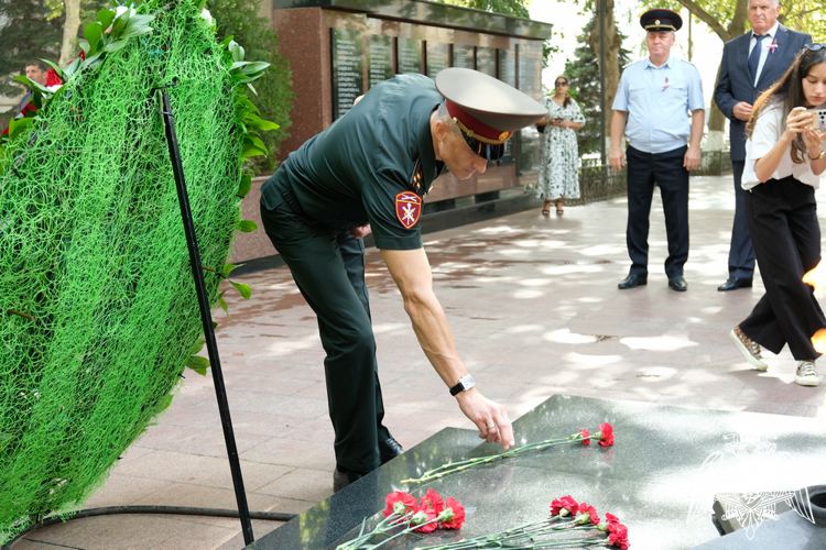В Дагестане росгвардейцы почтили память коллег, погибших при исполнении служебного долга
