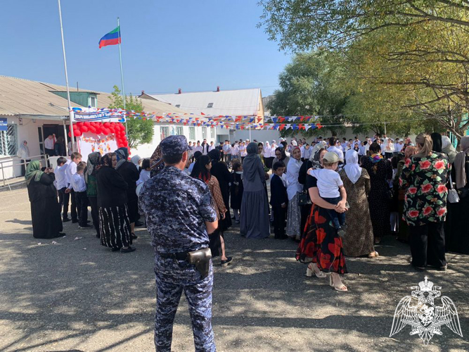 Росгвардейцы обеспечили общественную безопасность во время празднования Дня знаний в Дагестане