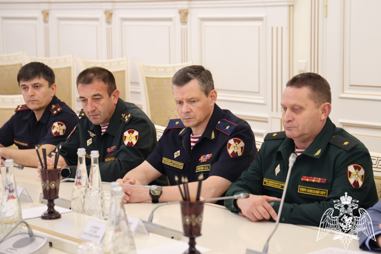 Семье погибшего росгвардейца передали орден Мужества в Махачкале