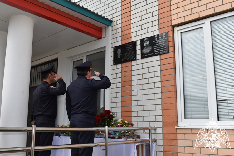 Мемориальную доску в память о погибшем росгвардейце установили в Дагестане