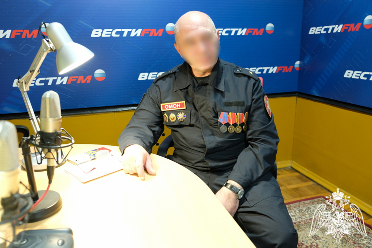 Офицер ОМОН Росгвардии стал гостем дагестанского радио