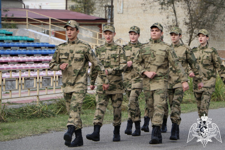 В Дагестане росгвардейцы оценили подготовку школьных знаменных групп 