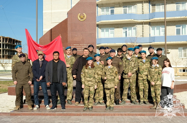 В Дагестане юнармейцы побывали в гостях у росгвардейцев