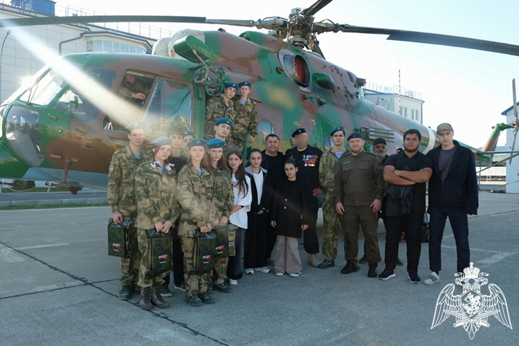 В Дагестане юнармейцы побывали в гостях у росгвардейцев