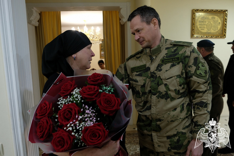 Начальник Управления Росгвардии по Республике Дагестан навестил маму погибшего росгвардейца