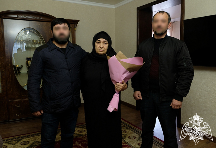 Начальник Управления Росгвардии по Республике Дагестан навестил маму погибшего росгвардейца