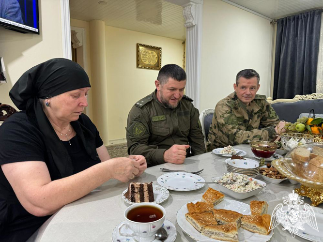 Начальник Управления Росгвардии по Республике Дагестан навестил маму погибшего росгвардейца