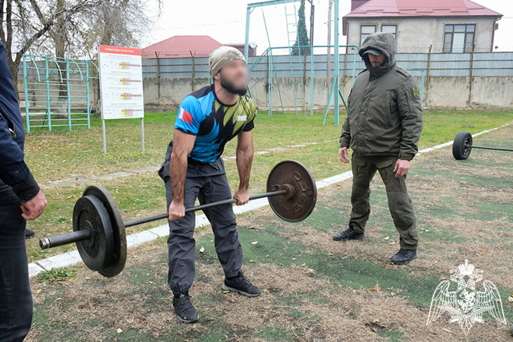В Дагестане росгвардейцы прошли испытания на право ношения геральдического знака отличия полицейского спецназа Росгвардии