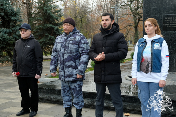 Росгвардейцы в Дагестане почтили память неизвестного солдата 