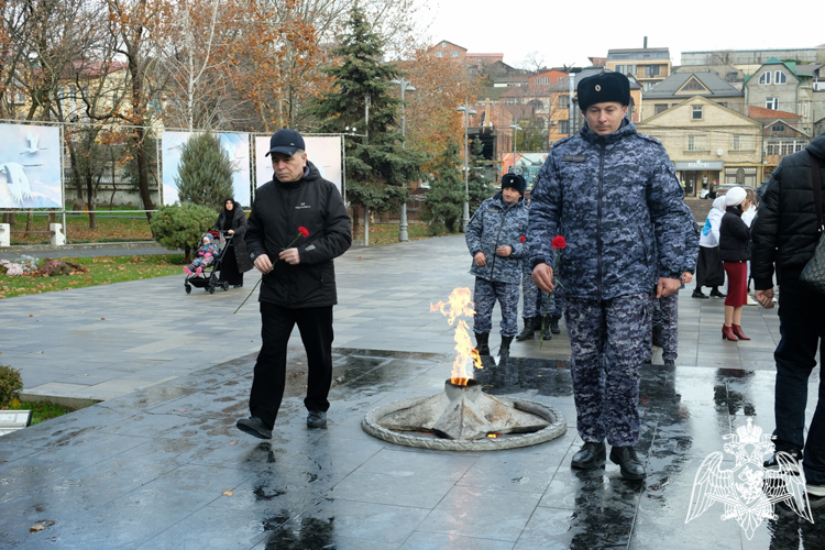 Росгвардейцы в Дагестане почтили память неизвестного солдата 