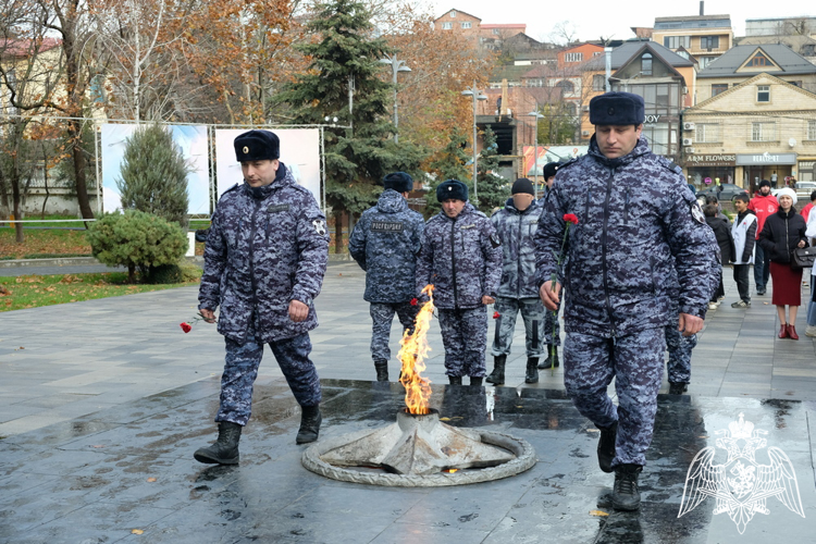 Росгвардейцы в Дагестане почтили память неизвестного солдата 
