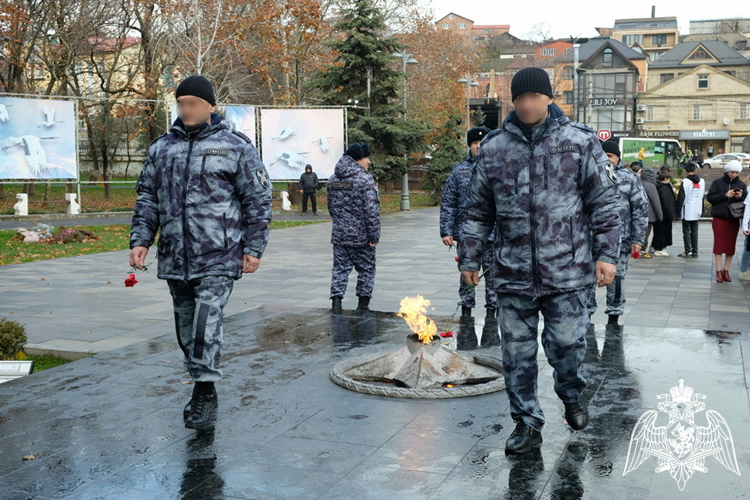 Росгвардейцы в Дагестане почтили память неизвестного солдата 