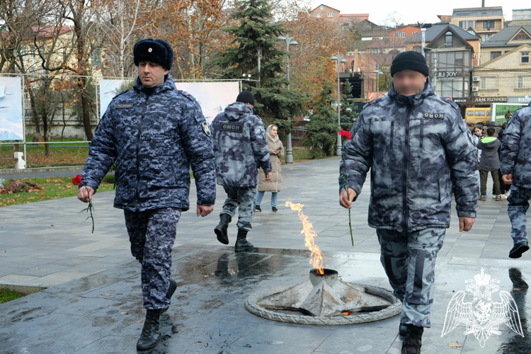 Росгвардейцы в Дагестане почтили память неизвестного солдата 